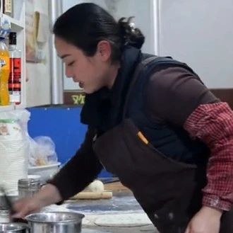 Post-90s women in Anhui are known as the "helping brother magic ceiling": selling cakes for 12 years to buy a house and a car for their younger brother, it doesn't matter if others don't understand.